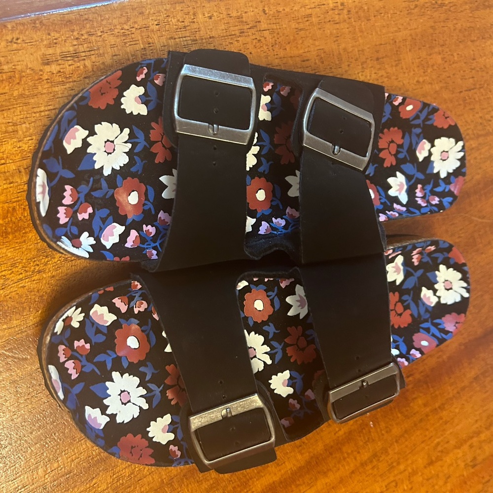 New black spring slides, never worn